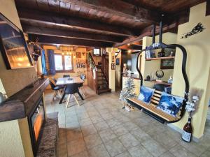 un soggiorno con un divano e un tavolo di Chalet Grande Cerise - vicino ad Aosta e Pila a Gressan