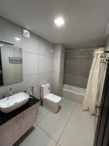 ein Badezimmer mit Waschbecken, Toilette und Dusche in der Unterkunft Mangalath River View Resorts in Kodanad