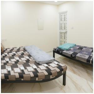 Ένα ή περισσότερα κρεβάτια σε δωμάτιο στο Hotel In Winter Residency Near Mahakaleshwar Jyotirlinga- Railway Station Ujjin - Paid Public Parking #Free Wifi - Best Prime Location Hotel