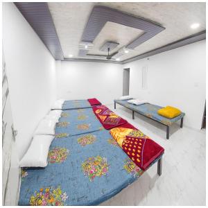 Ένα ή περισσότερα κρεβάτια σε δωμάτιο στο Hotel In Winter Residency Near Mahakaleshwar Jyotirlinga- Railway Station Ujjin - Paid Public Parking #Free Wifi - Best Prime Location Hotel