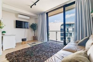 Et tv og/eller underholdning på Ellipse Waterfall - Luxe Urban Escape