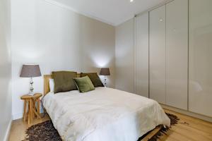 En eller flere senge i et værelse på Ellipse Waterfall - Luxe Urban Escape