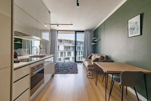 Køkken eller tekøkken på Ellipse Waterfall - Luxe Urban Escape