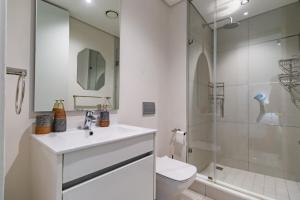 Et badeværelse på Ellipse Waterfall - Luxe Urban Escape + 12 billeder