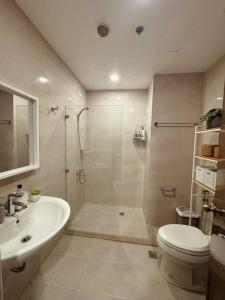 The Modern Nest Condo في مدينة سيبو: حمام مع دش ومرحاض ومغسلة