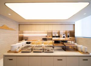a large restaurant kitchen with a large counter top at JI Hotel Hangzhou Banshan Road in Hangzhou
