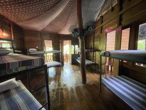 Rúm í herbergi á The Secret Pearl Hostel