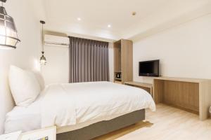 Una televisión o centro de entretenimiento en SL MOTEL