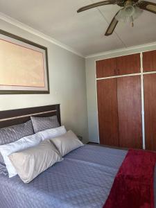 Ένα ή περισσότερα κρεβάτια σε δωμάτιο στο 1 Malva rd, Croydon +2 φωτογραφίες