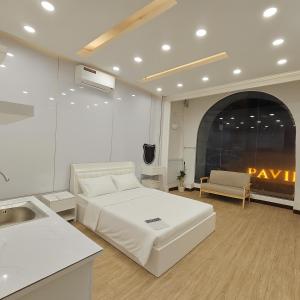 ホーチミン・シティにあるH2T Hotel VanHanhSmallのベッドルーム(白い大型ベッド1台、シンク付)