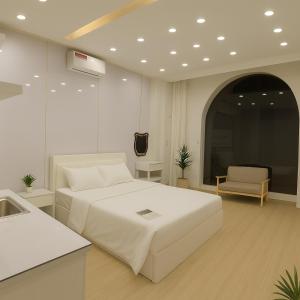 ホーチミン・シティにあるH2T Hotel VanHanhSmallの白いベッドと椅子のある寝室