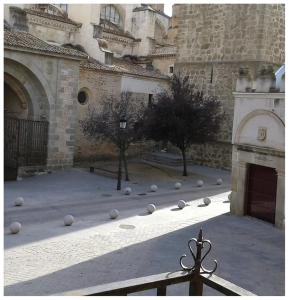 a courtyard of a building with balls on the ground at Colegiata Home in Talavera de la Reina