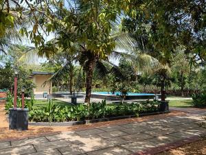 La pileta dentro o cerca de GREEN PLANET HOTEL