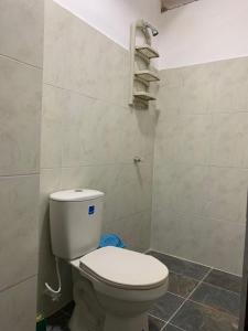 Un baño con un inodoro blanco en una habitación. en Apartamento familiar Hergom - Grupos de 15 a 30 Pers, en Arboletes 20 fotos más