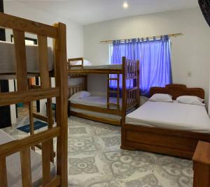 una habitación con tres literas y una ventana en Apartamento familiar Hergom - Grupos de 15 a 30 Pers, en Arboletes