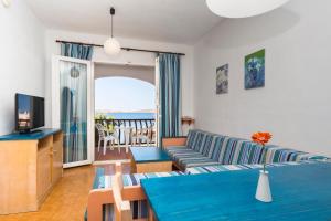a living room with a couch and a television at Comitas Tramontana Park in Fornells