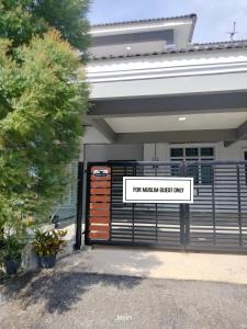 Το κτήριο όπου στεγάζεται  η παραθεριστική κατοικία