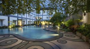 Hồ bơi trong/gần Puri Indah Hotel