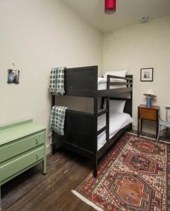 ein Schlafzimmer mit einem Etagenbett und einem Teppich in der Unterkunft Magherintemple Lodge in Ballycastle