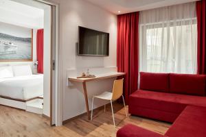 TV a/nebo společenská místnost v ubytování Olive Green Hotel
