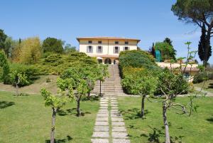 O grădină în afara Villa Poggio Falcone