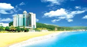 珠海市にあるZhuhai Dehan Hotelのホテルと海の景色を望めます。
