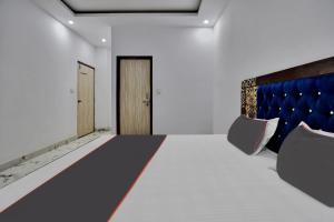 Hotel O Royal Paradise في غازي آباد: غرفة بها سجادة حمراء وبيضاء وزرقاء وكراسي