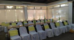 Habitación con ventanas y sillas blancas y amarillas. en Moonbay Marina the Villas, en Olóngapo 169 fotos más