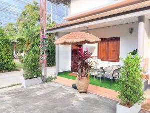 Κήπος έξω από το Cozy Tropical