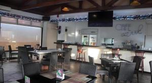 Un comedor con mesas y sillas en un restaurante. en Moonbay Marina the Villas, en Olóngapo