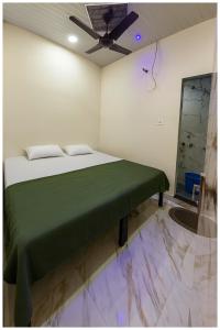 Ένα ή περισσότερα κρεβάτια σε δωμάτιο στο Hotel In Winter Residency Near Mahakaleshwar Jyotirlinga- Railway Station Ujjin - Paid Public Parking #Free Wifi - Best Prime Location Hotel