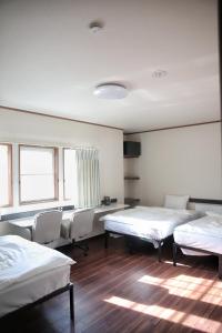 una habitación de hospital con dos camas y dos sillas en WinVilla-Mt Fuji富士山, en Yamanakako