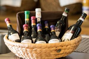 uma cesta cheia de garrafas de vinho sobre uma mesa em Hotel Garni Krone em Senden