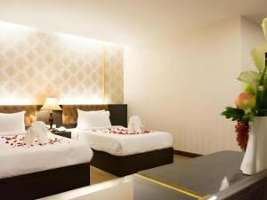 The Y Boutique Hotel في شيانغ ماي: غرفه فندقيه سريرين عليها ورد +105 صور