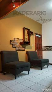 2 divani in una sala d'attesa con di Hotel Villa Margarita a Flores
