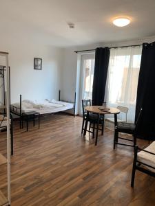 ein Zimmer mit einem Tisch und Stühlen und einem Bett in der Unterkunft Villa Porta Westfalica in Porta Westfalica