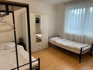 ein Schlafzimmer mit zwei Etagenbetten und einem Spiegel in der Unterkunft Villa Porta Westfalica in Porta Westfalica