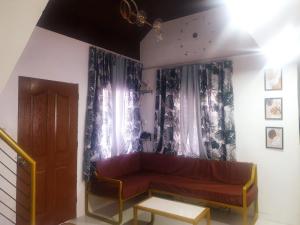 een woonkamer met een bank en een raam bij Fernica Boarding House in Carmona