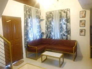 een woonkamer met een bank en een tafel bij Fernica Boarding House in Carmona