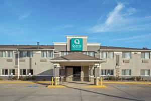 a hotel with a sign on the front of it at Quality Inn & Suites Des Moines Airport in Des Moines