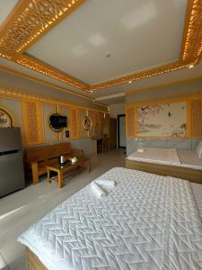 a bedroom with a large bed and a tv at Khách sạn Phúc Đạt - Rạch Giá Phúc Đạt Hotel in Ấp Rạch Mẹo