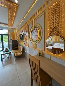 a room with a bedroom with a bed and a mirror at Khách sạn Phúc Đạt - Rạch Giá Phúc Đạt Hotel in Ấp Rạch Mẹo