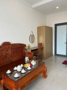 Khách sạn Phúc Đạt - Rạch Giá Phúc Đạt Hotel في Ấp Rạch Mẹo: غرفة معيشة مع أريكة وطاولة قهوة