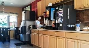 Η κουζίνα ή μικρή κουζίνα στο Travelodge by Wyndham Bay Shore Long Island +8 φωτογραφίες