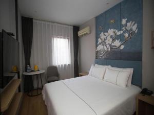 Postel nebo postele na pokoji v ubytování Jinjiang Inn Tianjin Station Jinwan Square + 182 fotografií