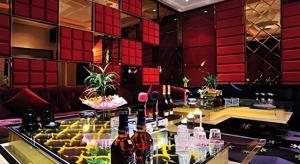 a restaurant with a buffet of food and drinks at Hohhot Hai Liang Plaza Hotel in Hohhot