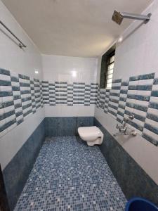 um banheiro com vaso sanitário e pia em Madhuban Cottage Varsoli- Alibag em Alibag