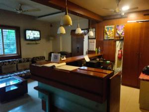 un soggiorno con un bar e un divano di Hotel O Jaipura Bus Terminal Formerly Navgun a Chattanahalli