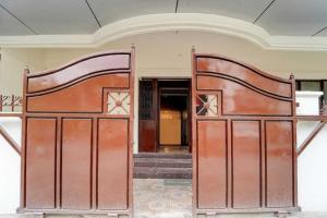 una coppia di cancelli metallici in un edificio di Hotel O Jaipura Bus Terminal Formerly Navgun a Chattanahalli Altre 25 foto