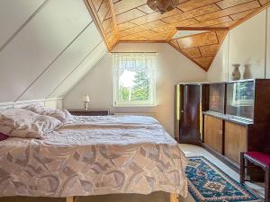 a bedroom with a large bed and a window at Ferienhaus Wilmshagen in Südhof